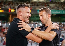 Los entrenadores Iván Ania y Luis García -derecha- se abrazaron efusivamente antes del encuentro en Córdoba.