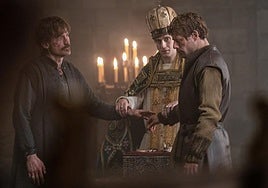 Nikolaj Coster-Waldau (i) y James Norton en una imagen de la serie.