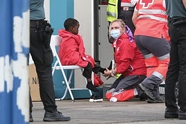 Imagen de archivo de un menor migrante siendo atendido por una trabajadora de Cruz Roja en su llegada a las islas.