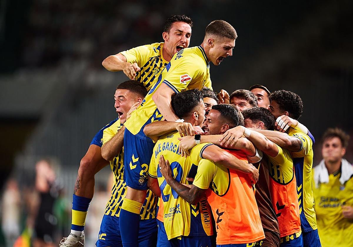 Celebración del 0-2 en el Nuevo Arcángel, obra de Ale García.