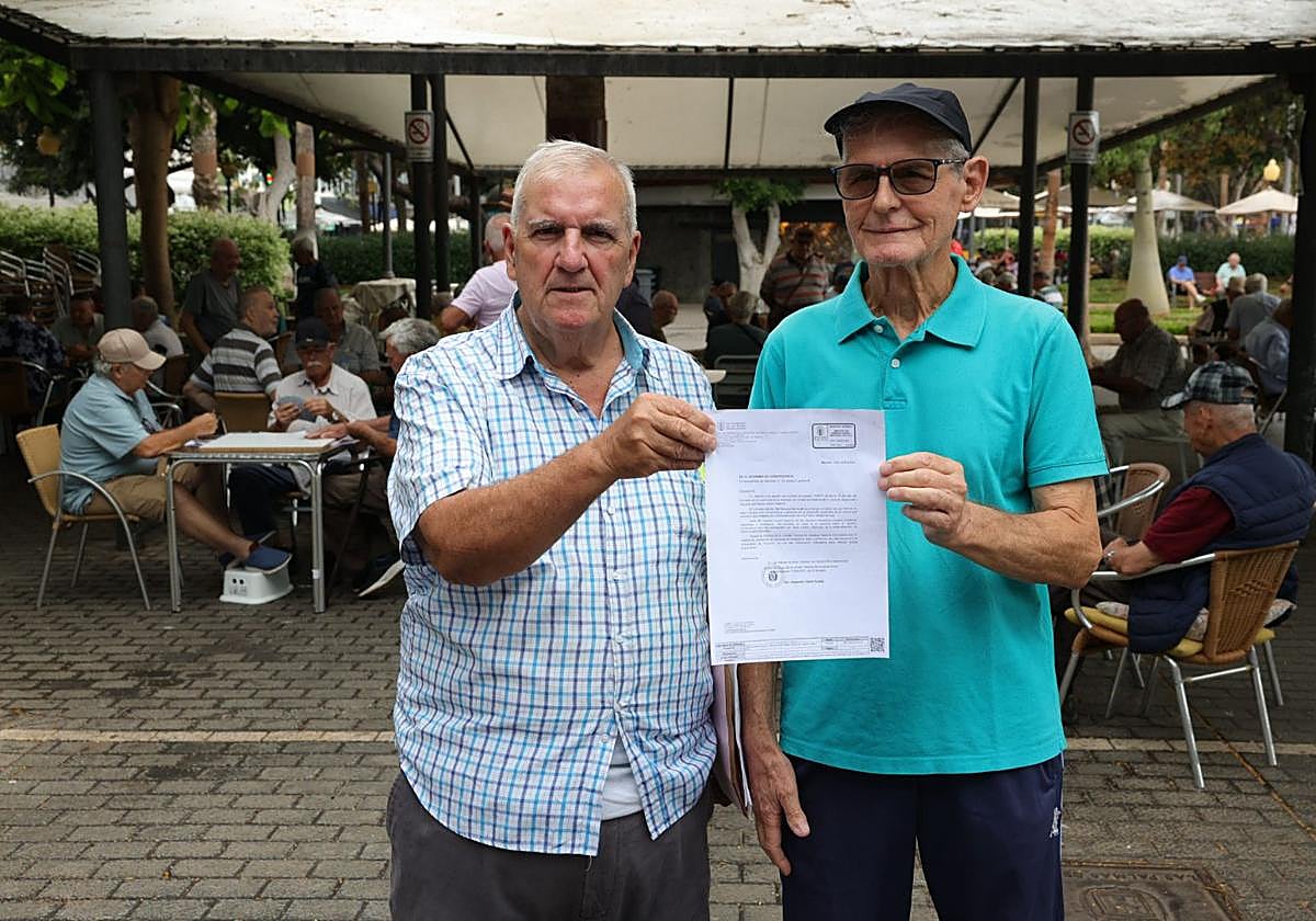 Jerónimo Figueroa (i) expone la solicitud presentada al Ayuntamiento.