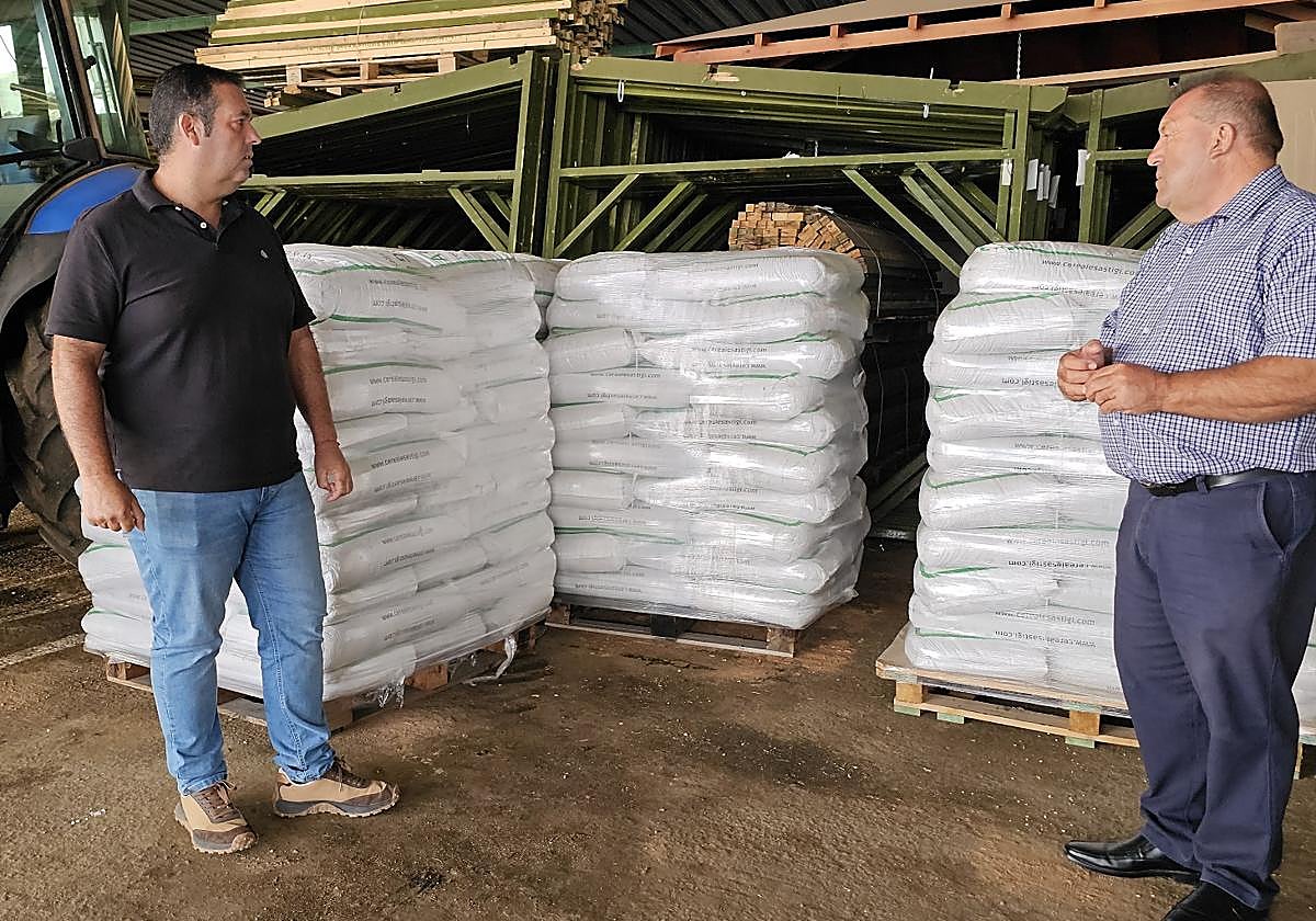 Autoridades con las semillas de trigo.