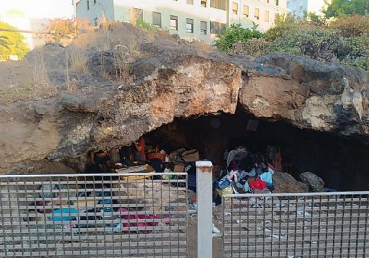 Imagen del interior de la cueva con los objetos personales de las personas desalojadas.