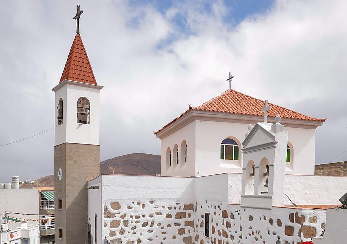 Imagen principal - 1. La Parroquia de Nuestra Señora de las Nieves. 2. Juan Martel, concejal de Telde y vecino de toda la vida de Lomo Magullo. 3. Carlos Martín, dueño del único bar que queda abierto en el pueblo.