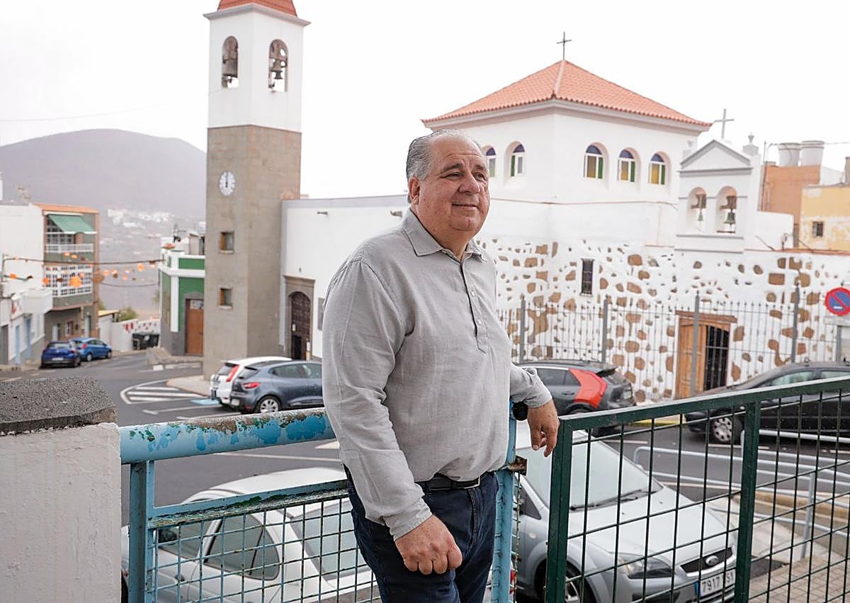 Imagen secundaria 1 - 1. La Parroquia de Nuestra Señora de las Nieves. 2. Juan Martel, concejal de Telde y vecino de toda la vida de Lomo Magullo. 3. Carlos Martín, dueño del único bar que queda abierto en el pueblo.