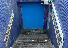 Las escaleras de acceso a uno de los puestos de trabajo acumulan basura, orines, vómitos y excrementos.