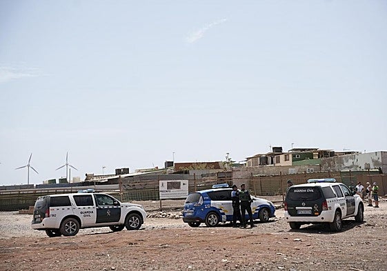 Guardia Civil y Policía Local durante la intervención del sábado.