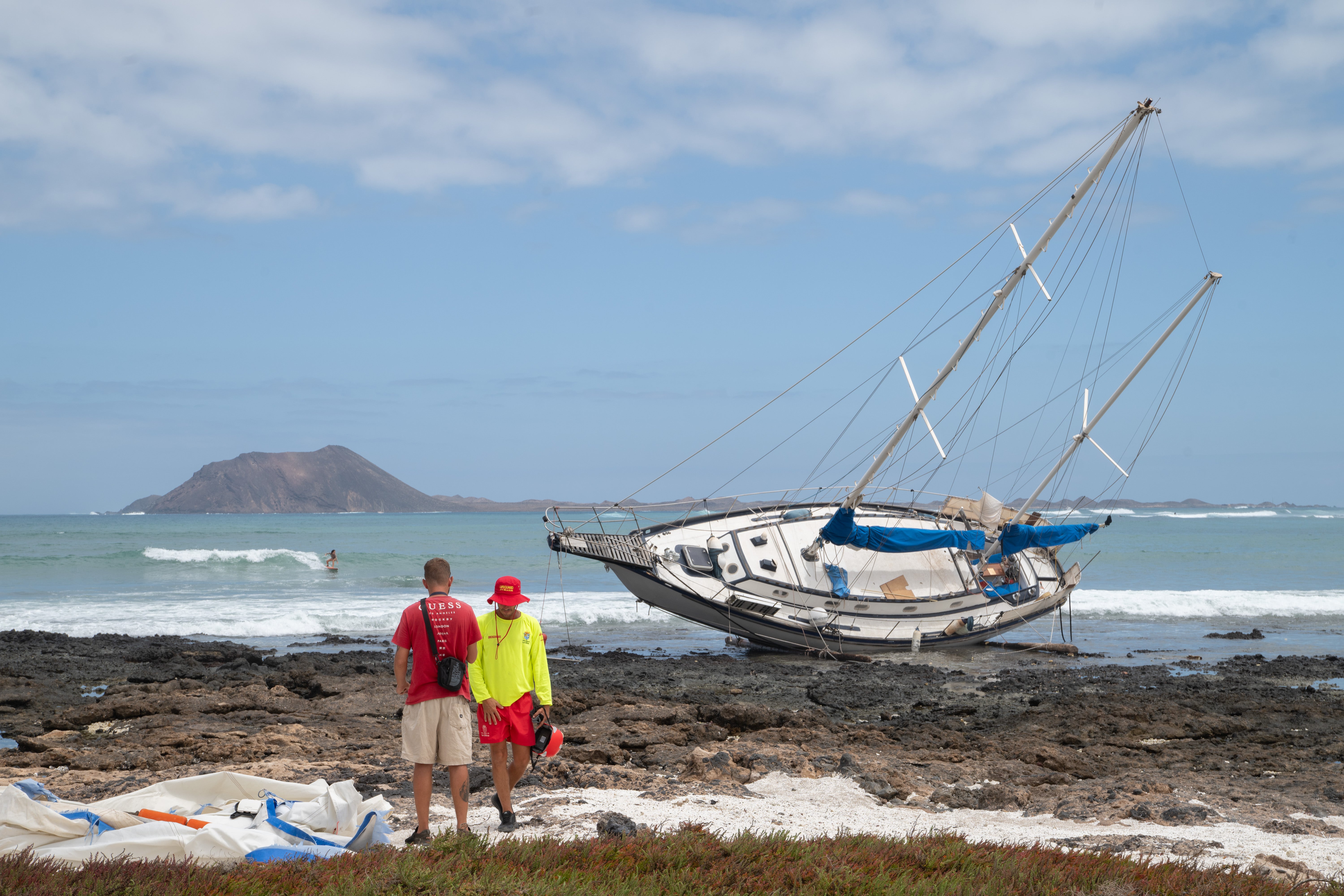 Imagen del velero que encalló en la costa de Corralejo, en el municipio de La Oliva, en Fuerteventura.