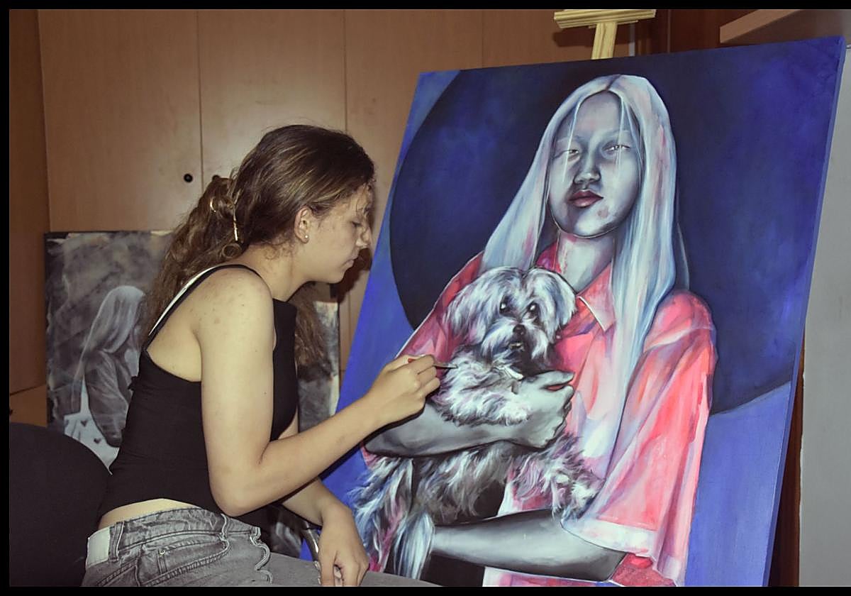 Irene Hidalgo pinta una de sus piezas.