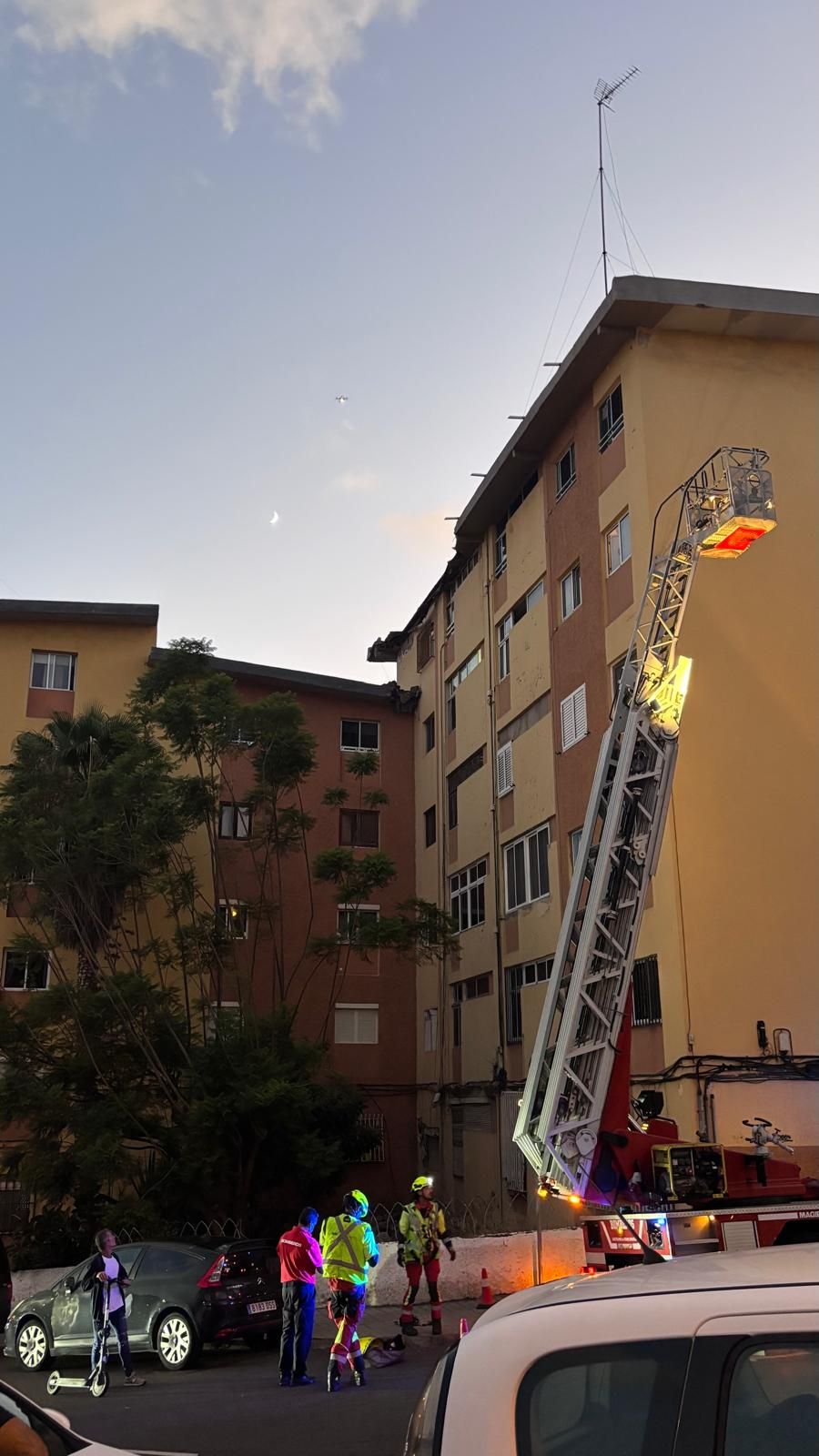 Imagen secundaria 2 - La caída de escombros en un edificio de Escaleritas provoca daños materiales