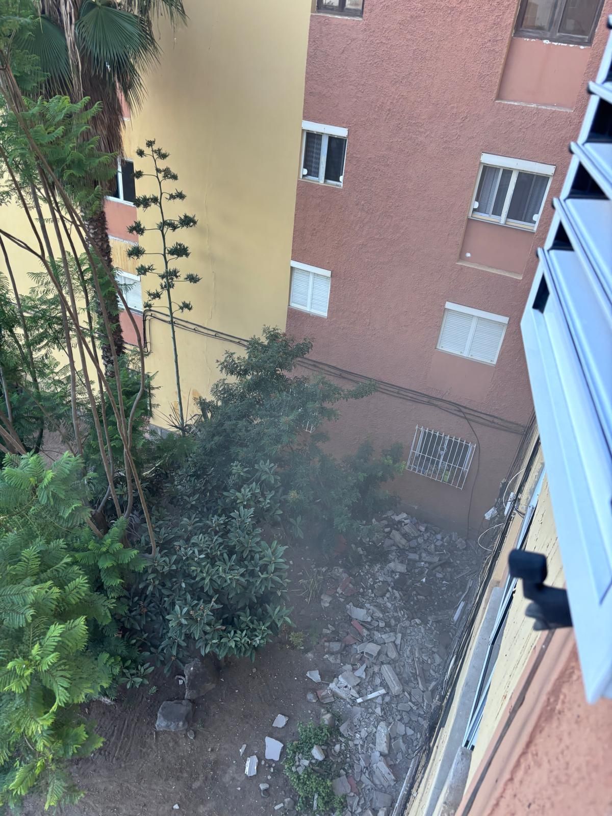 Imagen secundaria 1 - La caída de escombros en un edificio de Escaleritas provoca daños materiales