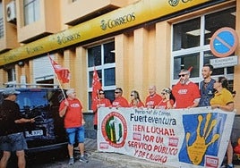 Protesta ante una sede de Correos.