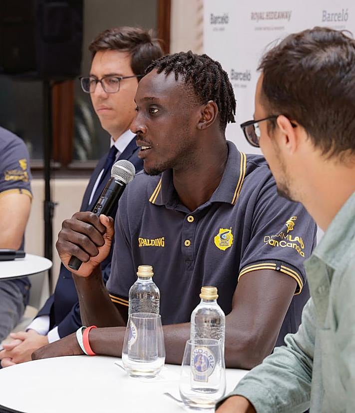 Imagen secundaria 2 - Kuath: «Estar en una de las mejores ligas del mundo era un reto que no podía dejar pasar»