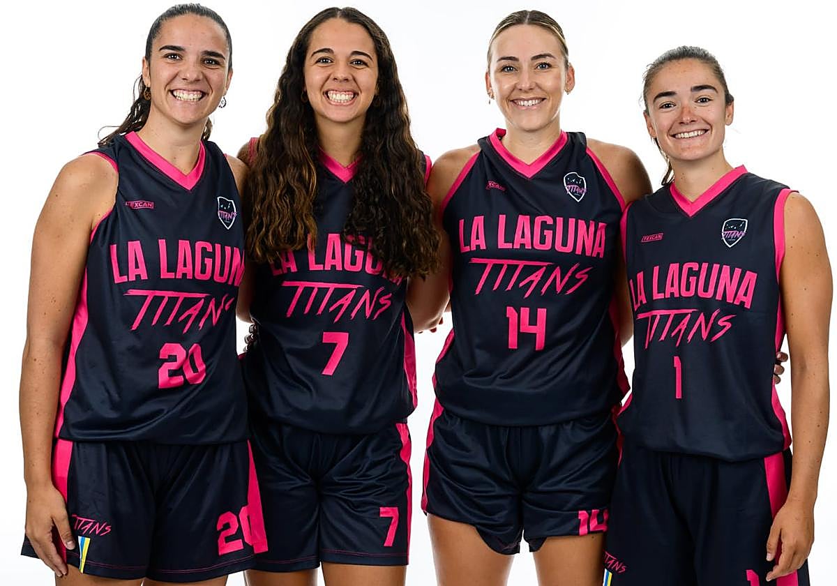 Las hermanas Natalia y Elena Rodríguez (ambas a la izquierda de la imagen), con la camiseta de las Titans.