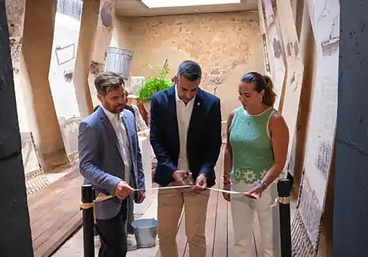 Momento del corte de la cinta de estreno.