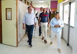 El consejero Poli Suárez y la alcaldesa de Ingenio, durante la visita al centro.