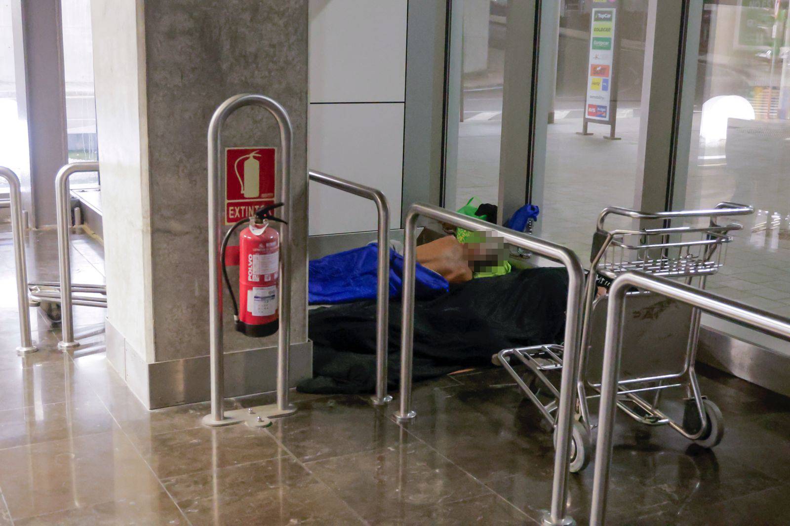 Personas sin techo buscan cobijo en el Aeropuerto de Gran Canaria