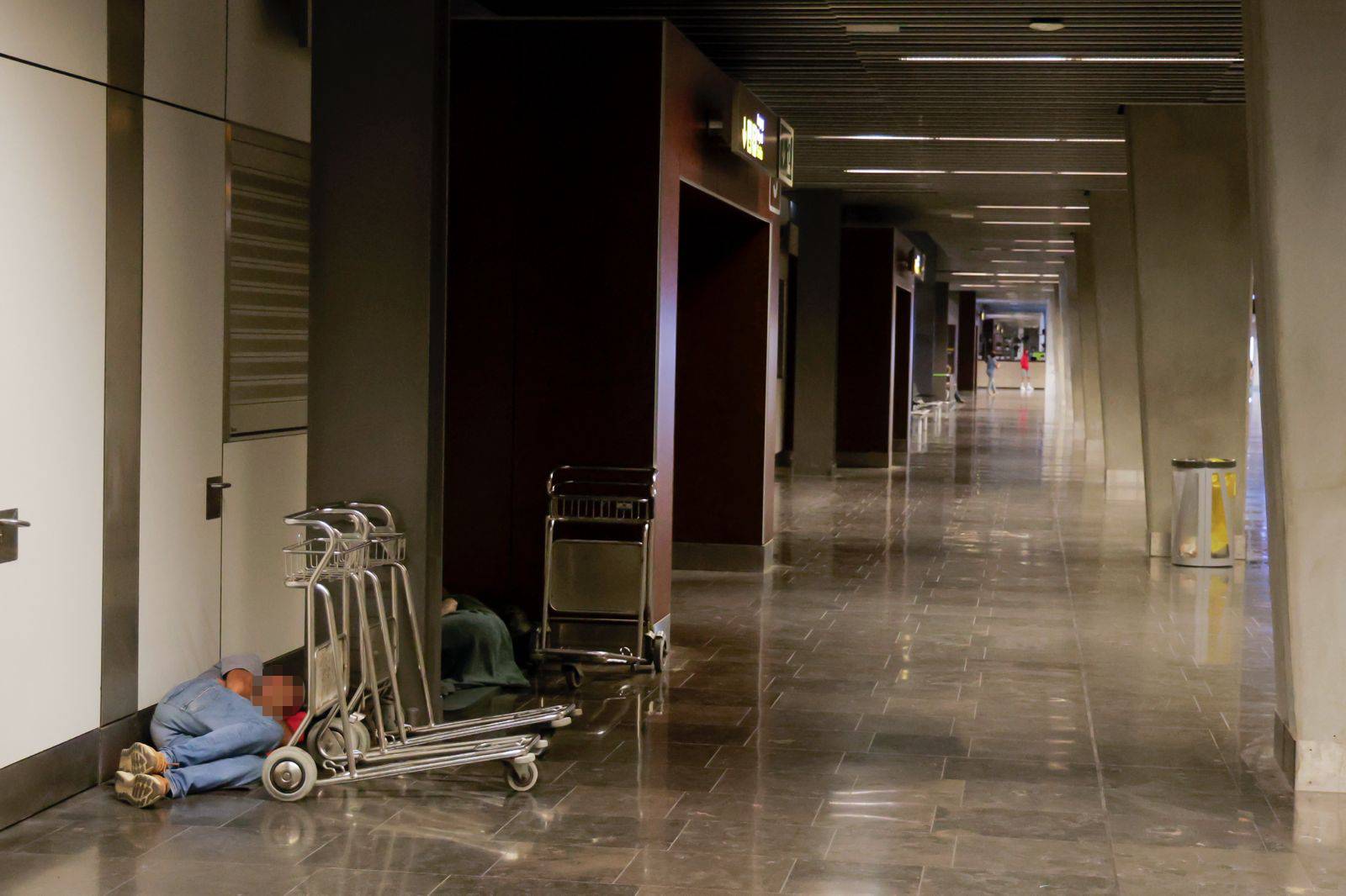 Personas sin techo buscan cobijo en el Aeropuerto de Gran Canaria