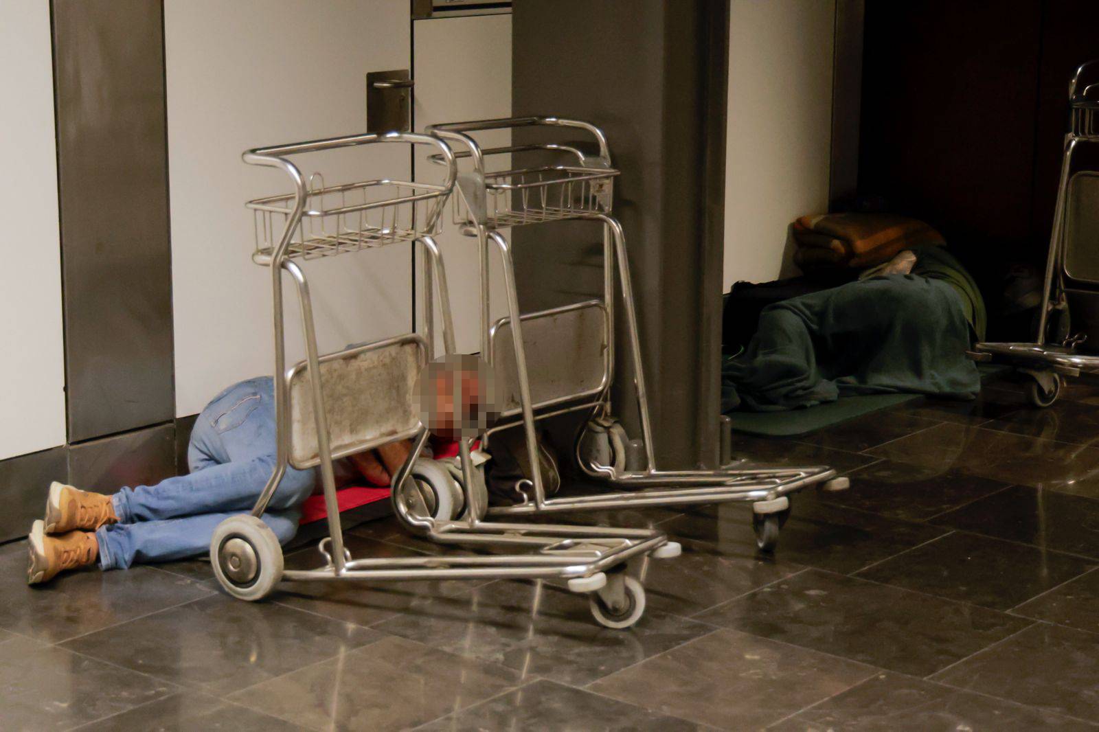 Personas sin techo buscan cobijo en el Aeropuerto de Gran Canaria