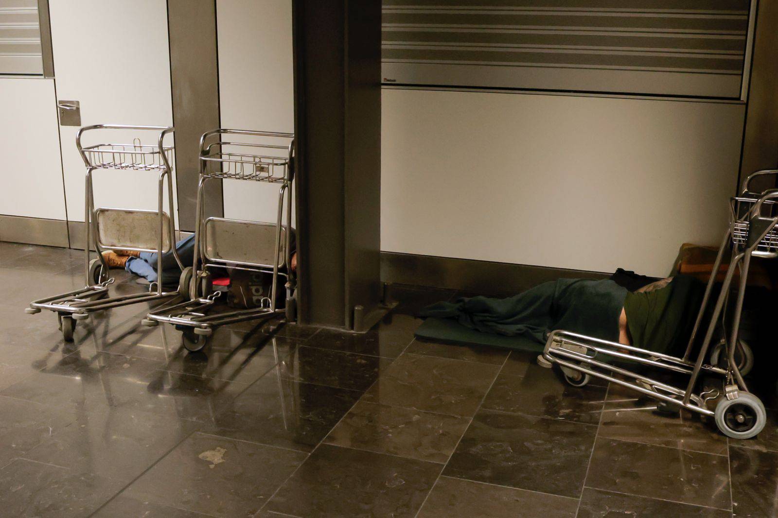 Personas sin techo buscan cobijo en el Aeropuerto de Gran Canaria