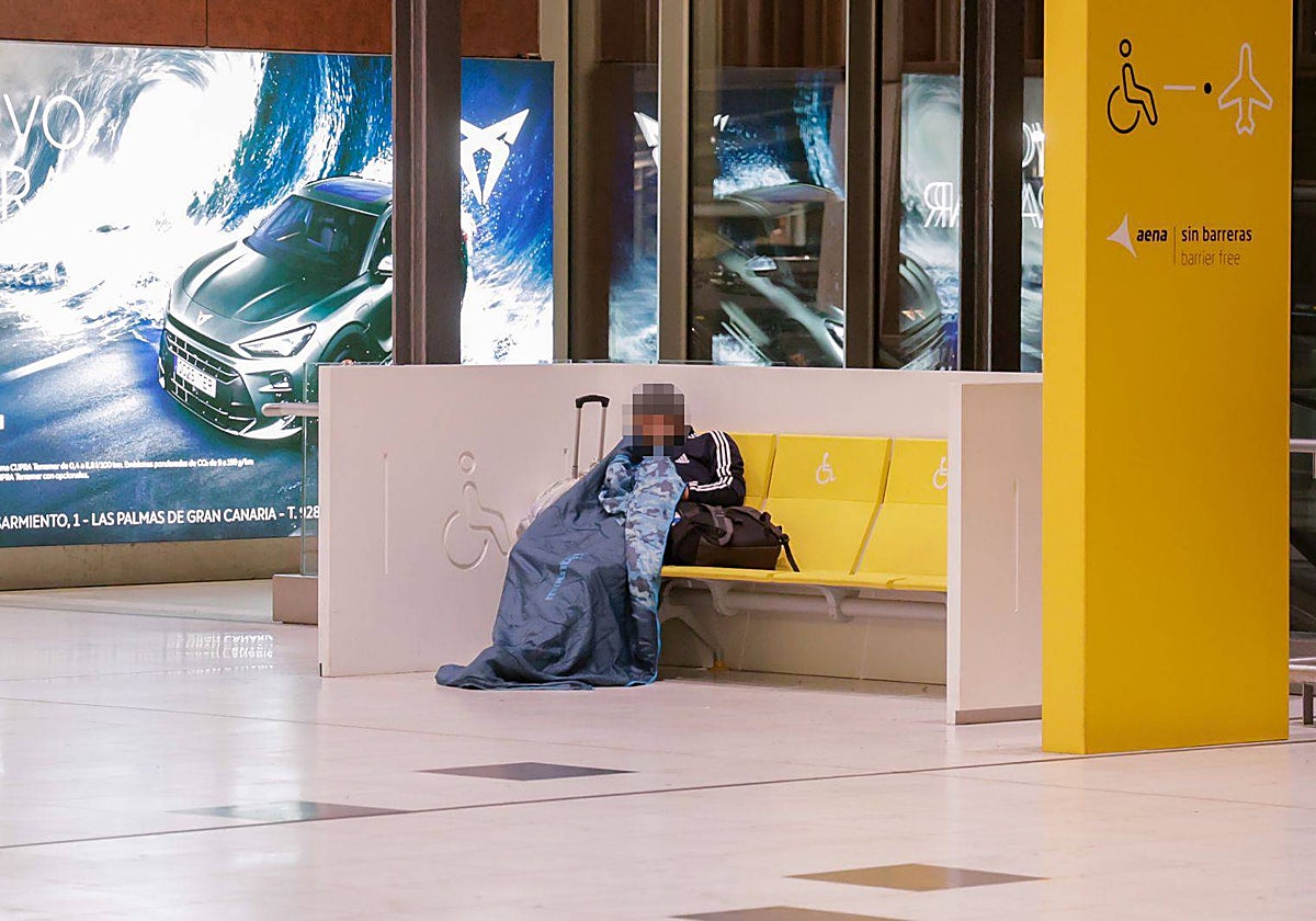 Personas sin techo buscan cobijo en el Aeropuerto de Gran Canaria