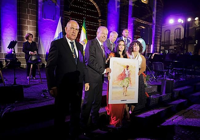 La pregonera recibió un obsequio del Ayuntamiento de Teror.