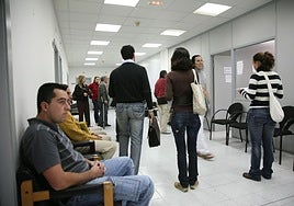 Imagen de archivo de colas para la atención en el Semac.