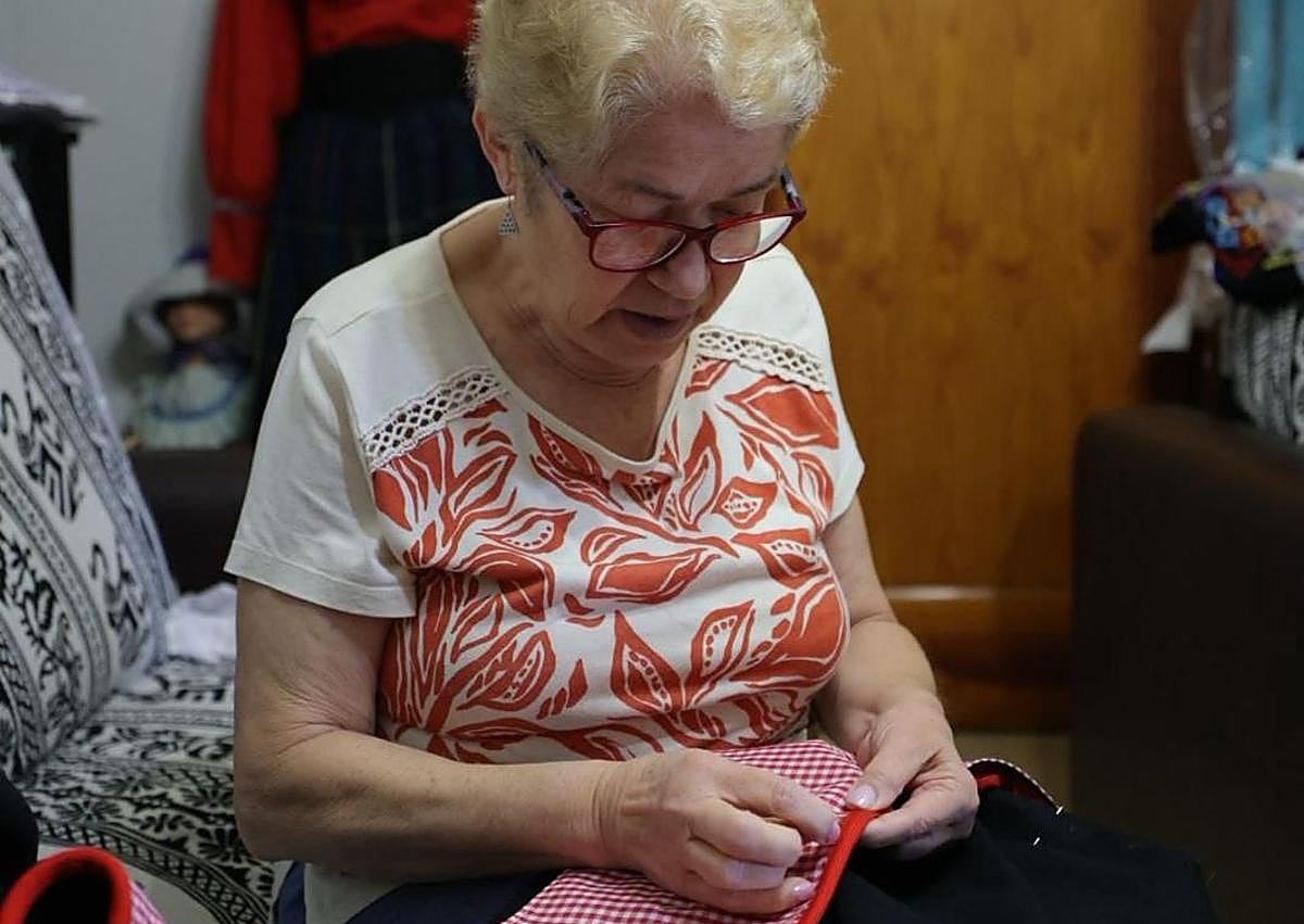 Imagen secundaria 1 - María Navarro, el noble arte de elaborar auténticos tesoros canarios