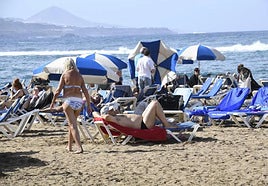 Turistas de vacaciones en las playas canarias.
