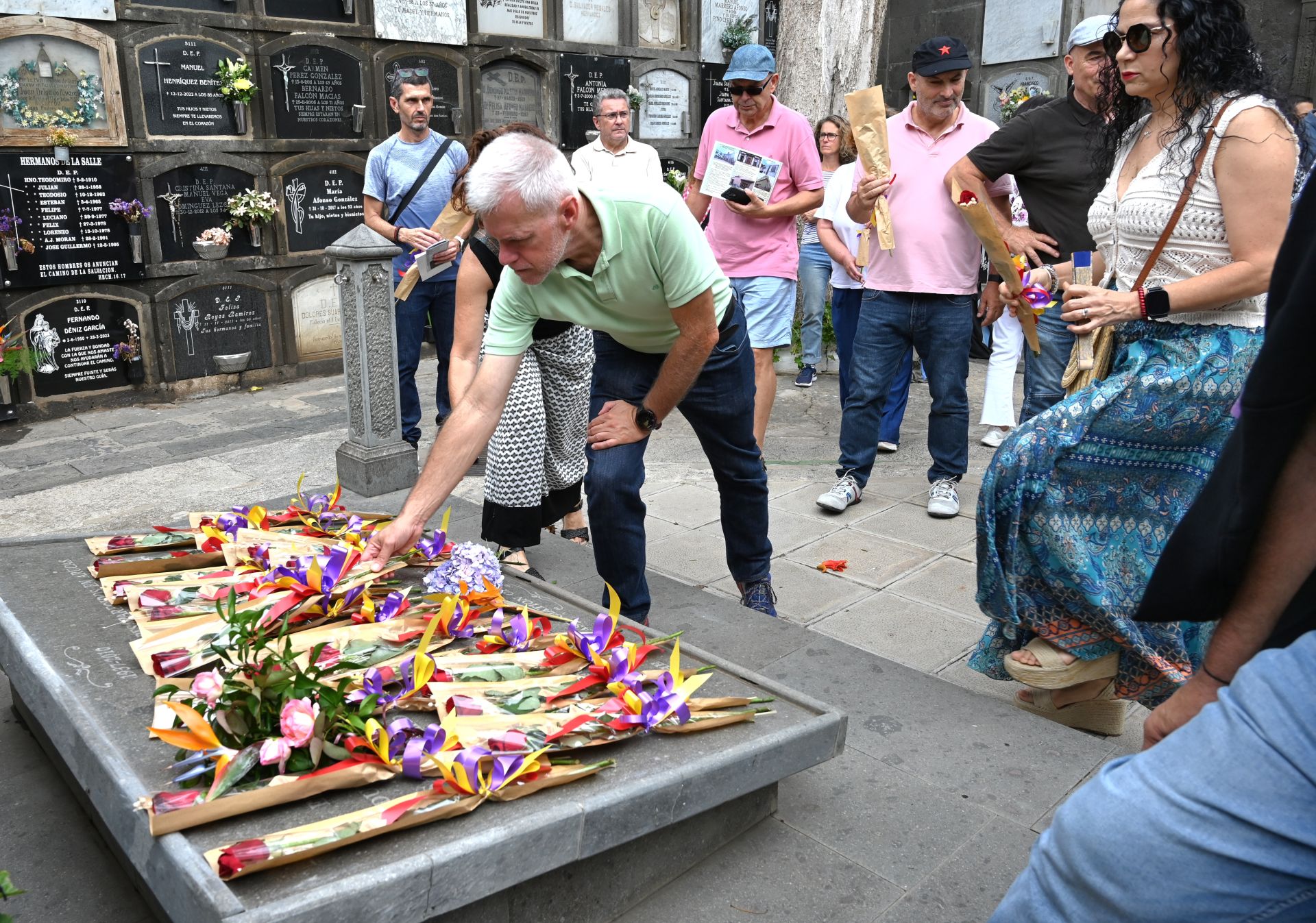 Ofrenda floral en el cementerio de Arucas.