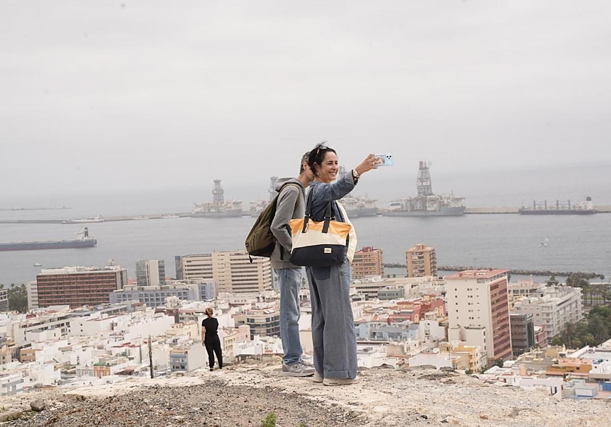 Imagen de un 'Riscopaseo' en el mirador abandonado de la Punta del Diamante.