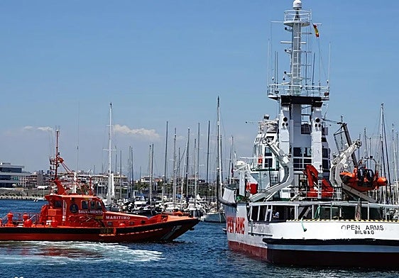 Un remolcador de Open Arms junto a una embarcación de Salvamento Marítimo.