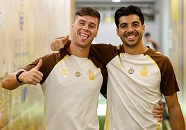 Barcia y Clemente, en pose feliz, antes de un entrenamiento de la UD. Ambos mantendrán este domingo su sitio en el once titular.