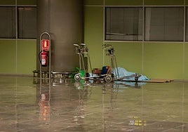 Una de las personas sin techo que dormía esta semana en el aeropuerto.