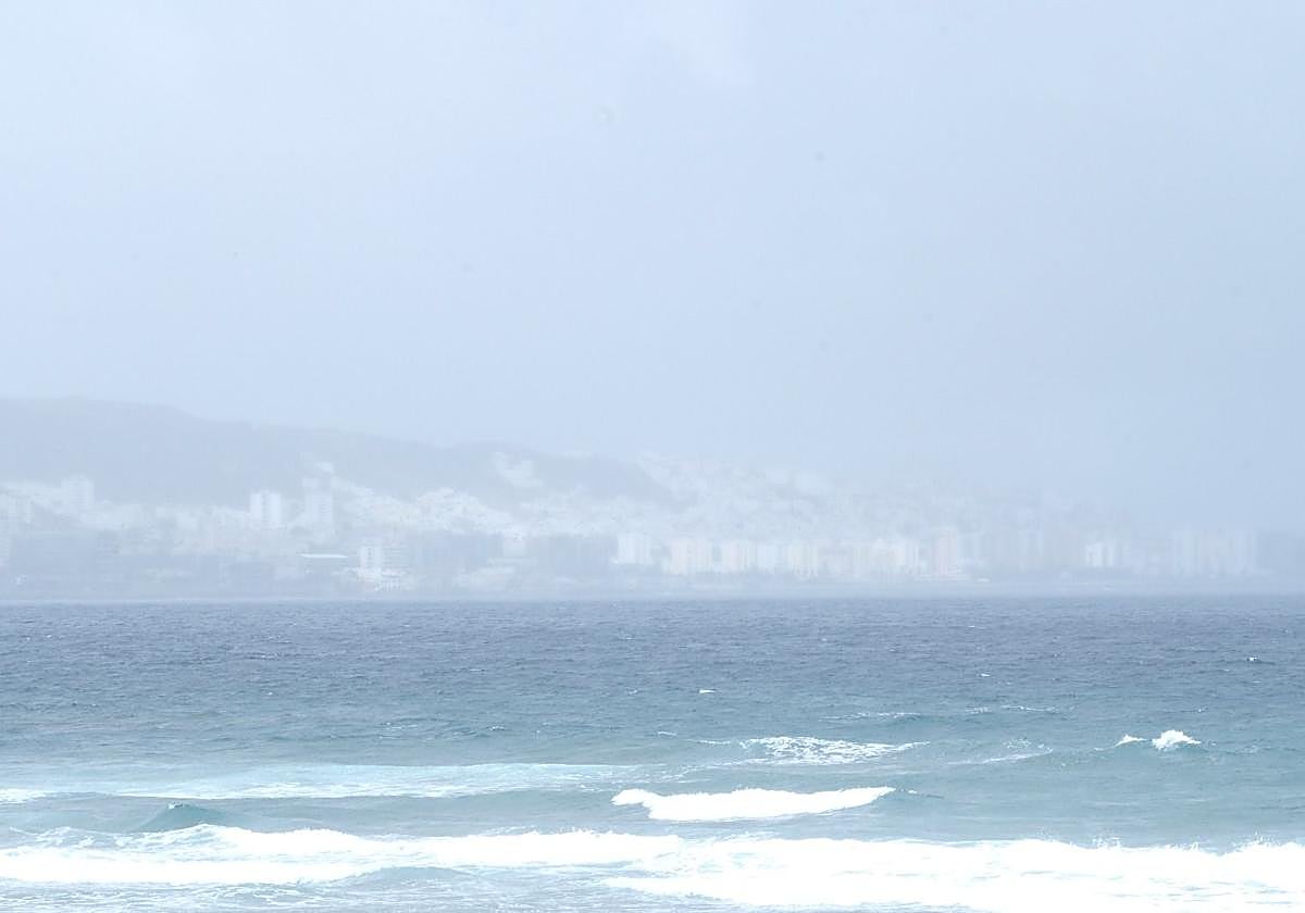 Llovizna en la bahía de la capital grancanaria.