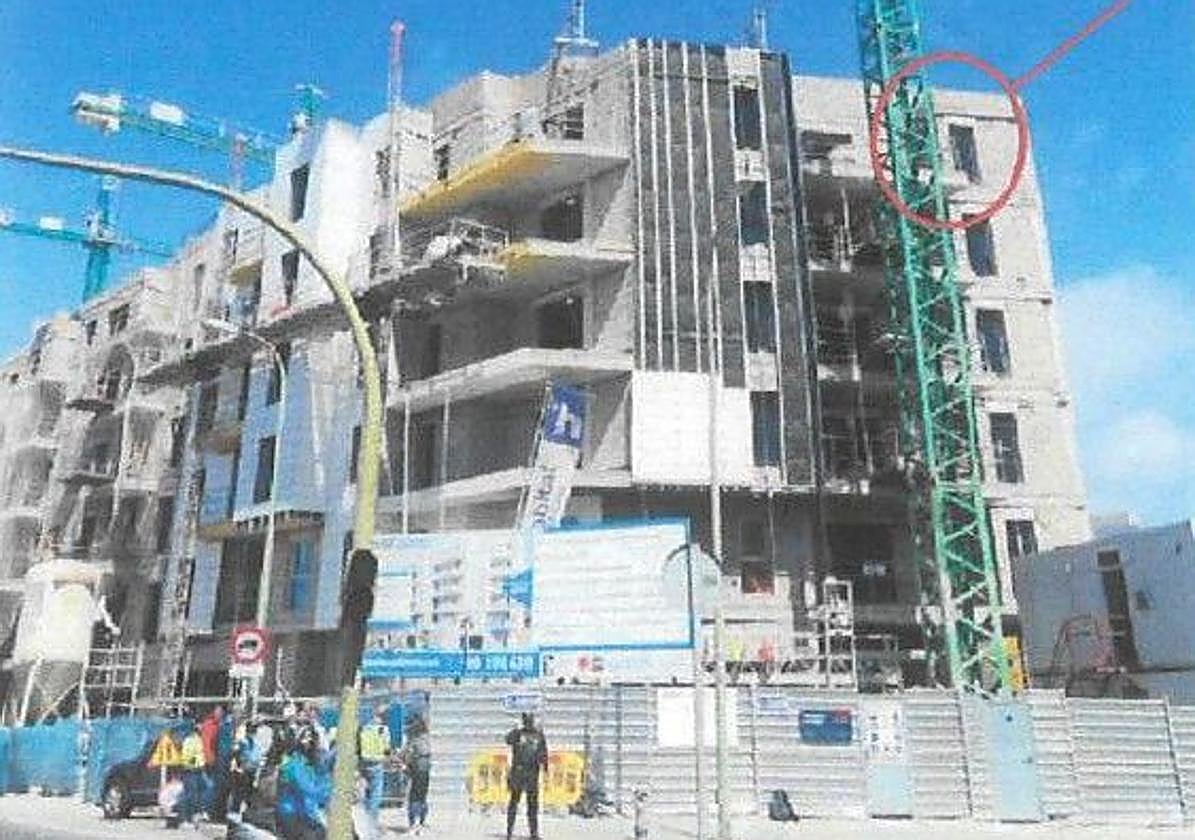 El círculo rojo inferior señala el lugar desde el que cayó el bidón.