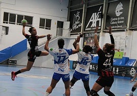 Imagen de un lance del encuentro entre el conjunto lanzaroteño y el equipo pucelano.