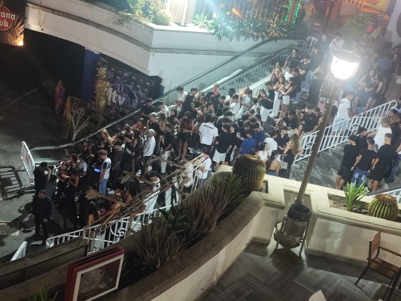 Imágenes del operativo policial en el centro comercial el Plaza.