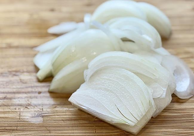 Cortamos la cebolla en juliana