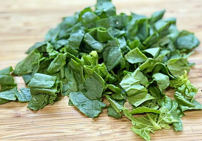 Lavamos y cortamos las espinacas
