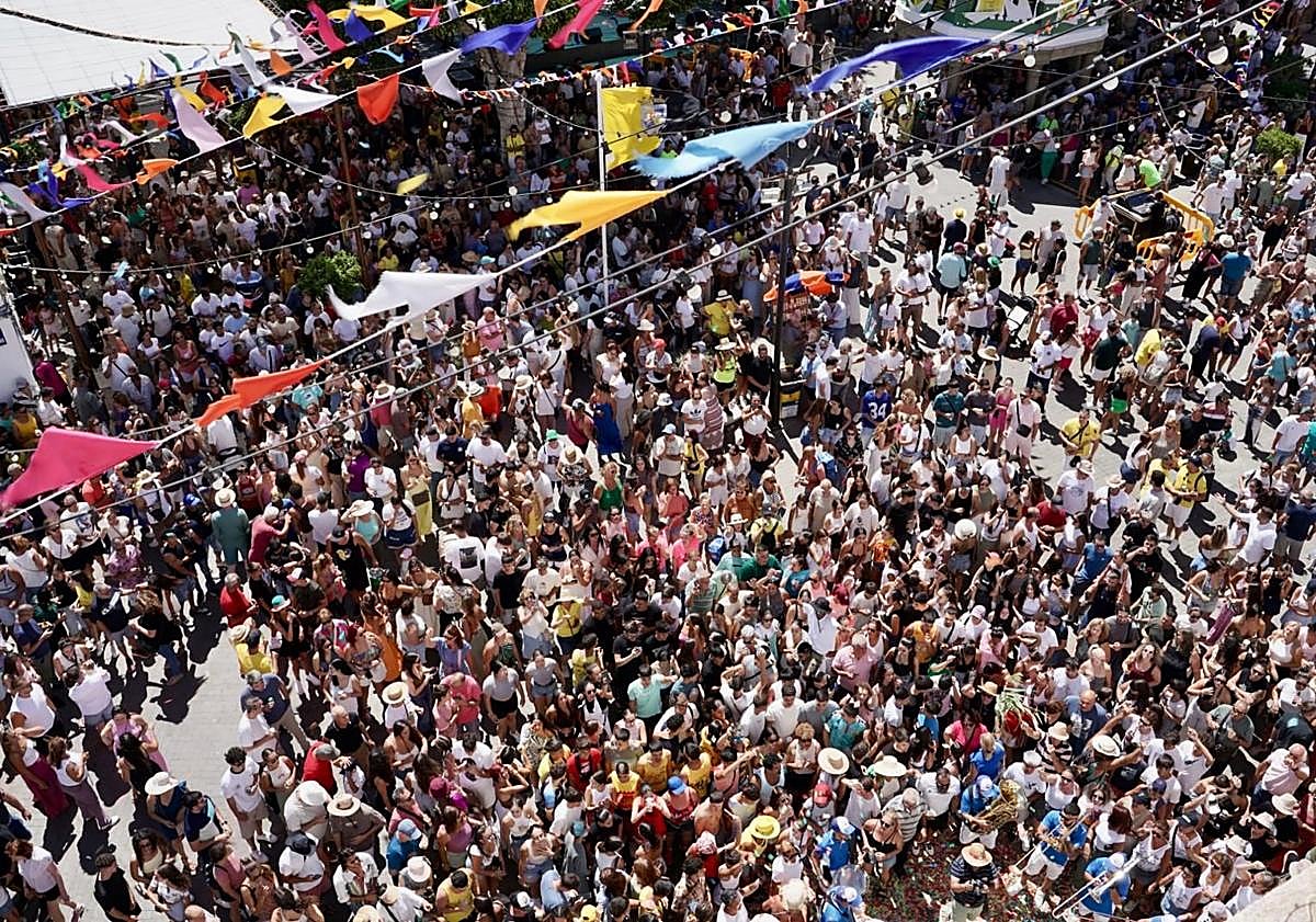 Imagen principal - El repique de campanas congrega cada año a más gente, al igual que la subida de la bandera.