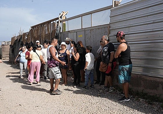Algunos de los residentes en el poblado de Bahía de Formas.
