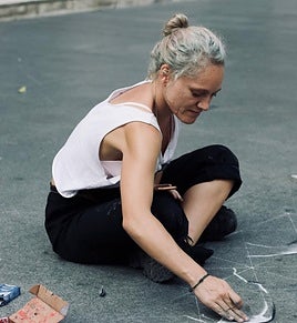Bianca Milacic pintando en las calles de Triana.