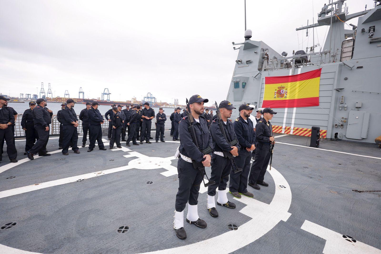 Abrazos y emociones en la despedida del Buque Rayo