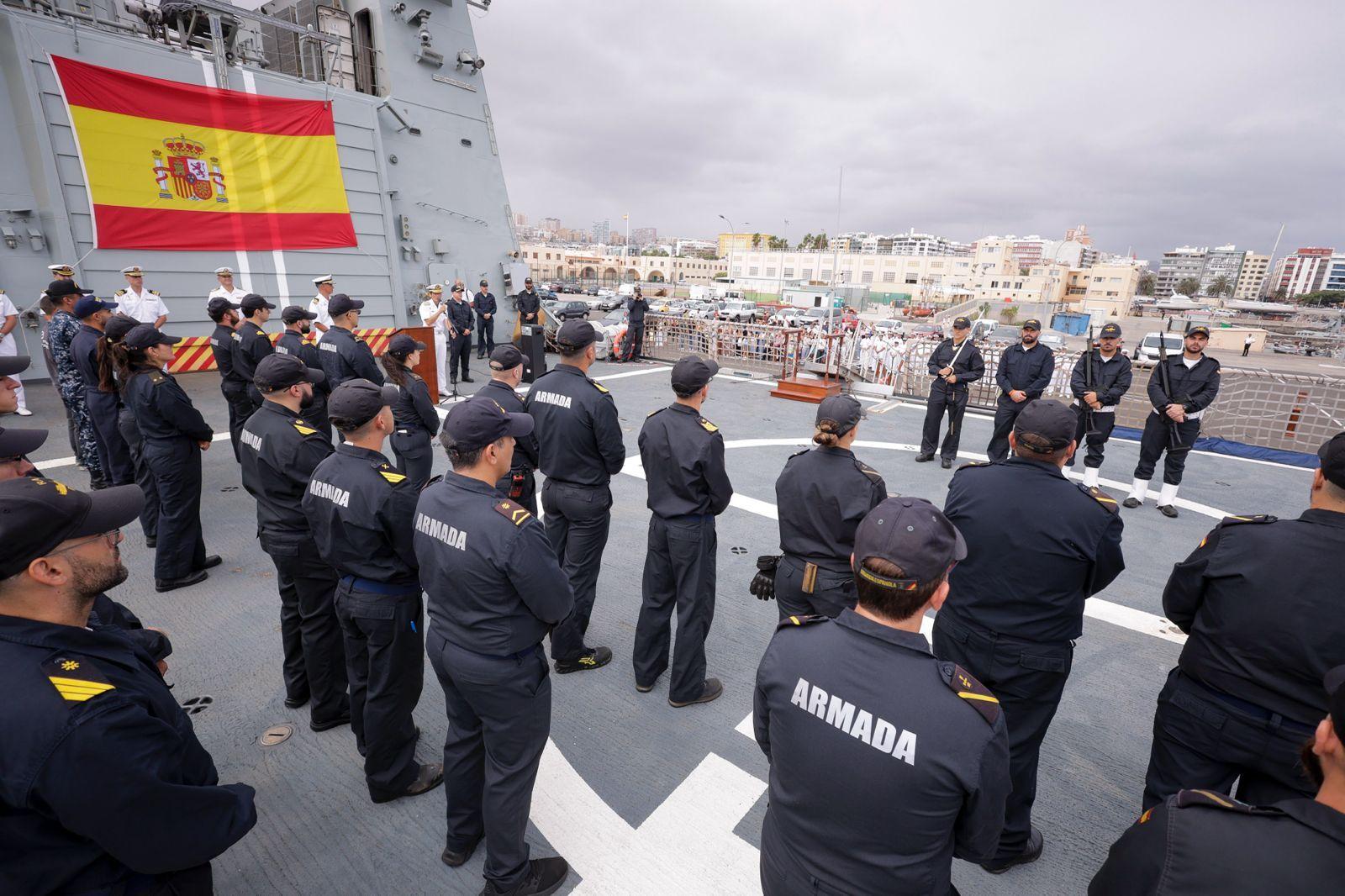 Abrazos y emociones en la despedida del Buque Rayo