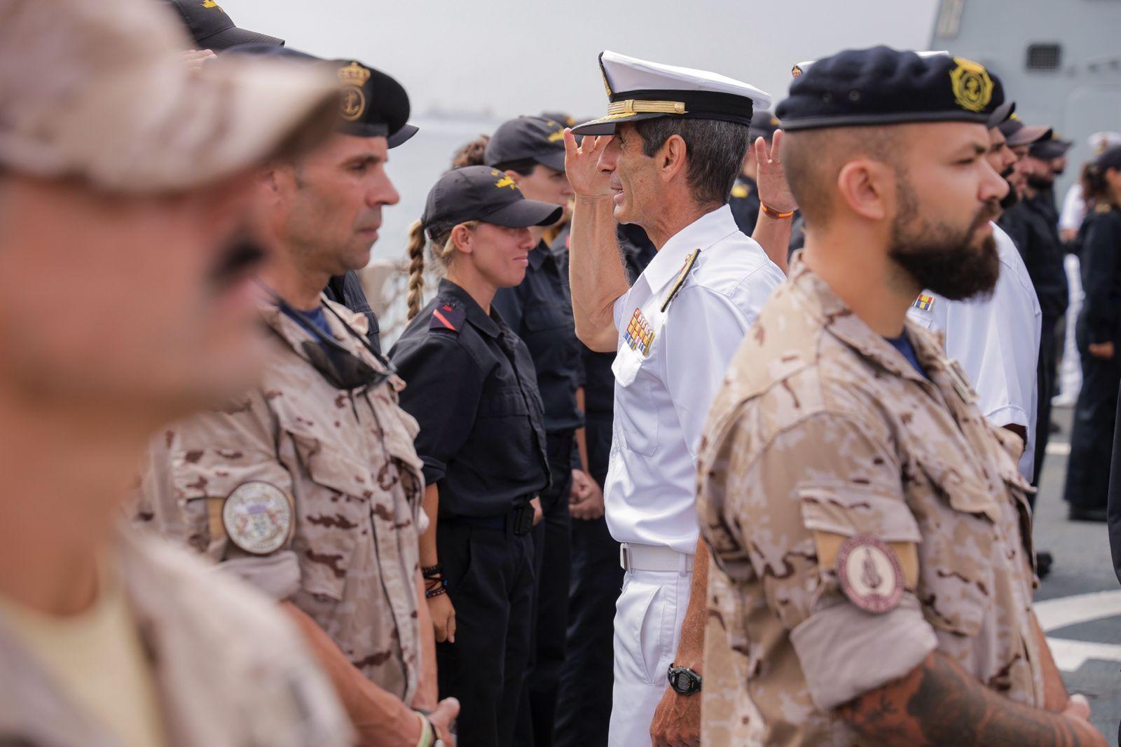 Abrazos y emociones en la despedida del Buque Rayo