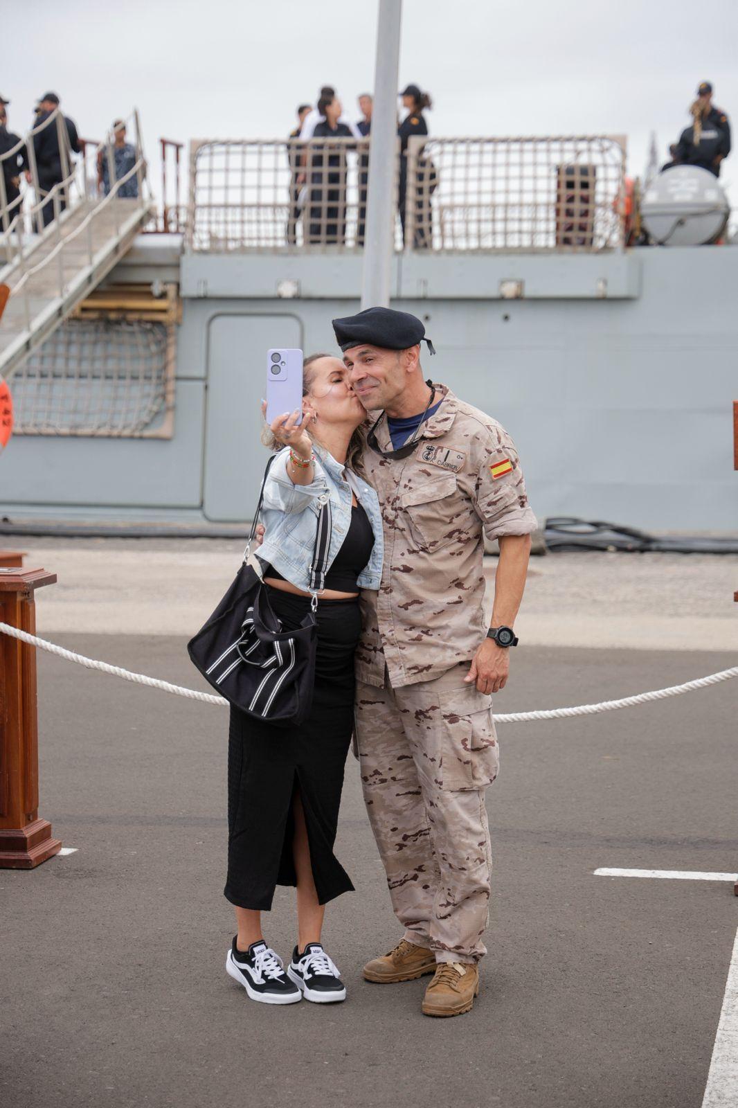Abrazos y emociones en la despedida del Buque Rayo