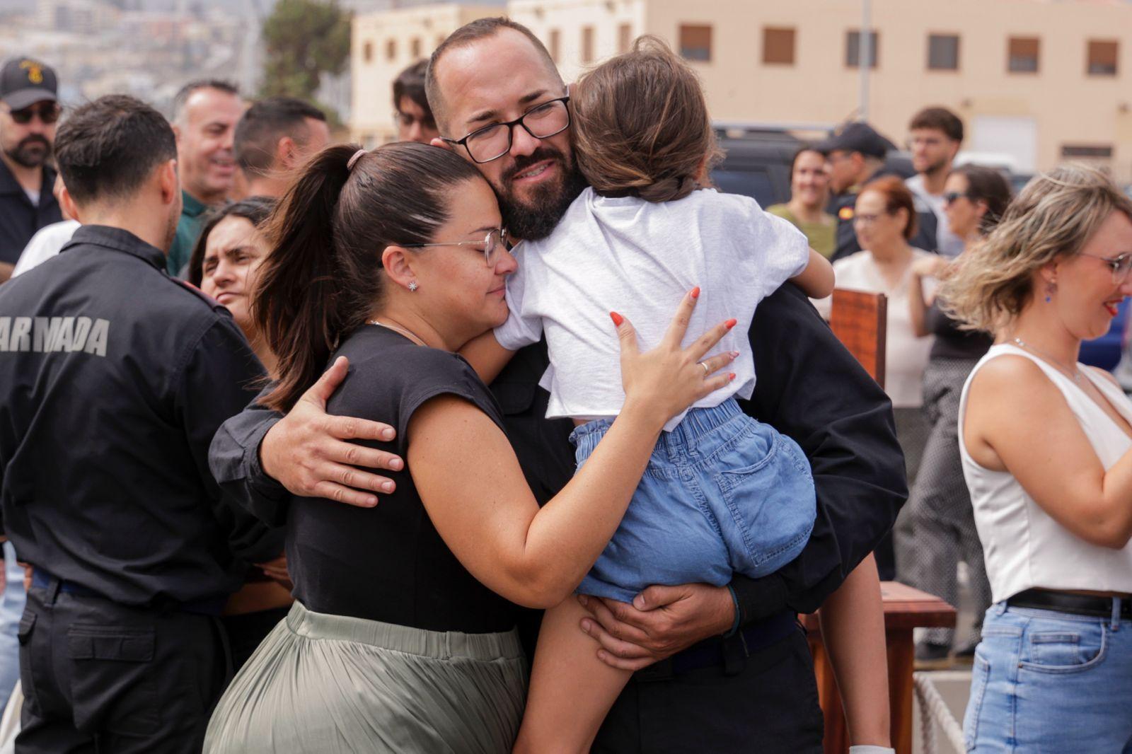 Abrazos y emociones en la despedida del Buque Rayo