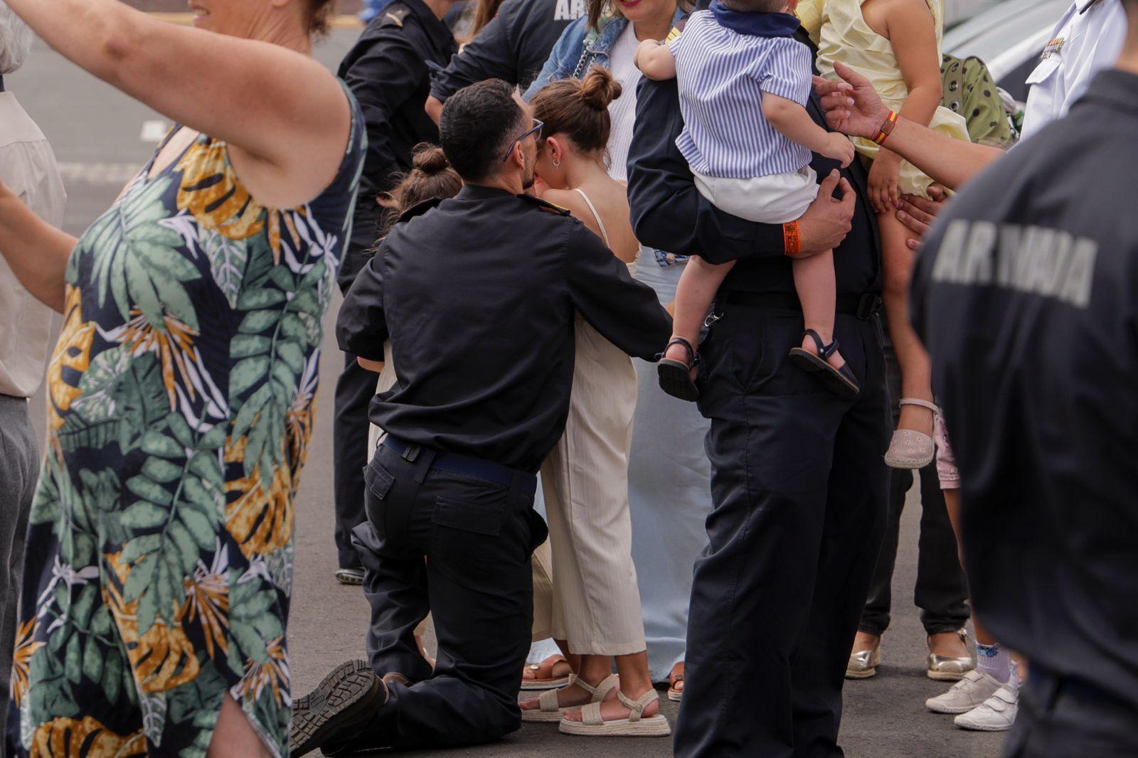 Abrazos y emociones en la despedida del Buque Rayo
