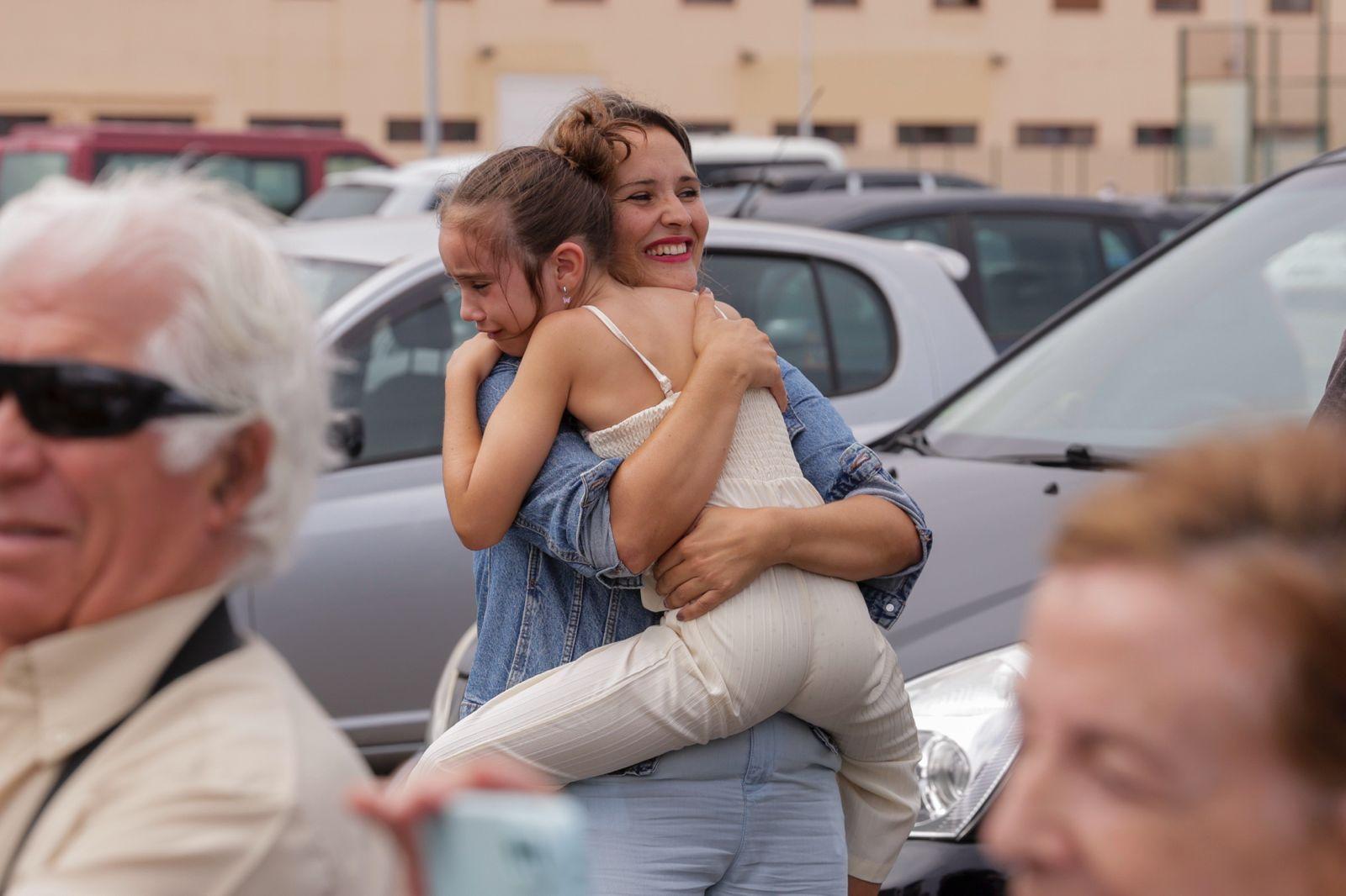 Abrazos y emociones en la despedida del Buque Rayo